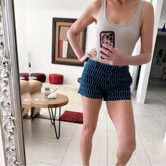 Michael Kors Geometric Modern Shorts Inseam 2.5” Size 2 - Picture 1 of 7